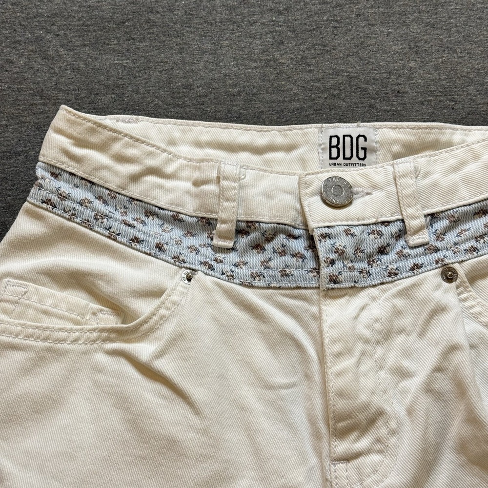 BDG Urban Outfitters White Denim High-Rise Mom Short Floral Contrast Size W25